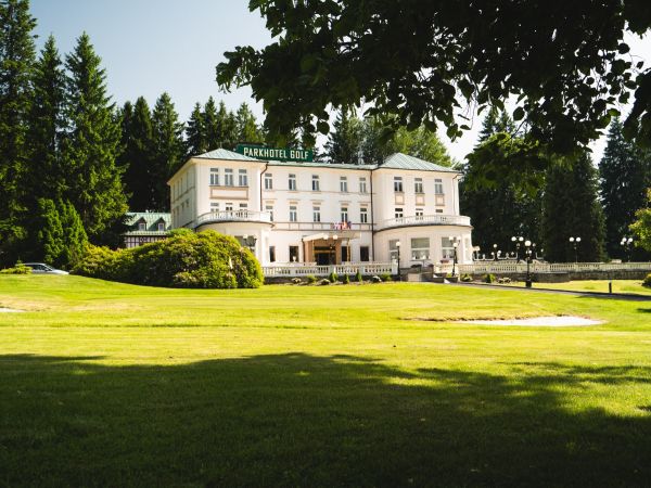 Hotel front left garden